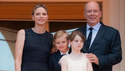 Charlene y Alberto de Mónaco junto a sus hijos
