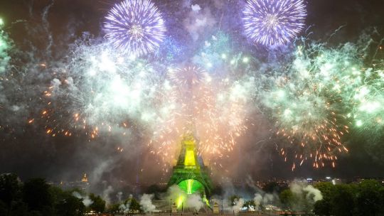 Fotogaleria Los fuegos artificiales se encienden alrededor de la Torre Eiffel durante un espectáculo coreografiado de fuegos artificiales y drones para celebrar el Día de la Bastilla, en París