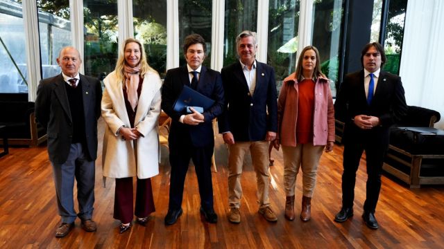  Javier Milei con la comisión de Enlace en Palermo