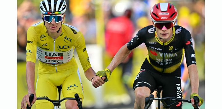 El ciclista esloveno Tadej Pogacar (izq.), del UAE Team Emirates - XRG, con el maillot amarillo de líder de la general, y el ciclista danés Jonas Vingegaard (der.), del Team Visma - Lease a Bike, cruzan la meta de la mano tras la décima etapa de la 112.ª edición del Tour de Francia, de 165,3 km entre Ennezat y Le Mont-Dore Puy de Sancy, en el centro de Francia.