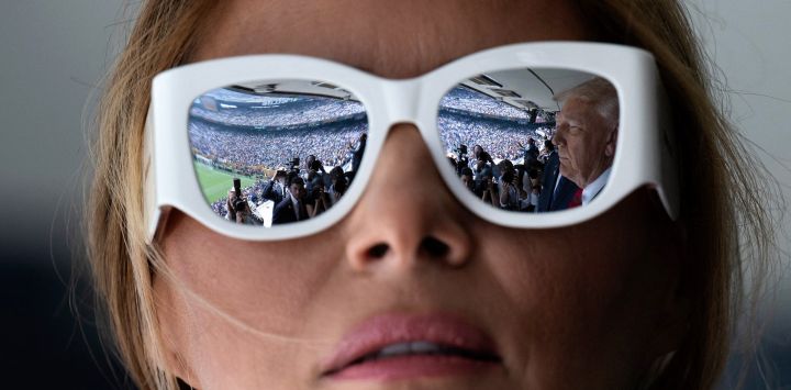 El presidente de Estados Unidos, Donald Trump, se refleja en las gafas de sol de la primera dama Melania Trump mientras asisten a la final de la Copa Mundial de Clubes de la FIFA 2025 entre el Chelsea de Inglaterra y el Paris Saint-Germain de Francia en el estadio MetLife en East Rutherford, Nueva Jersey.
