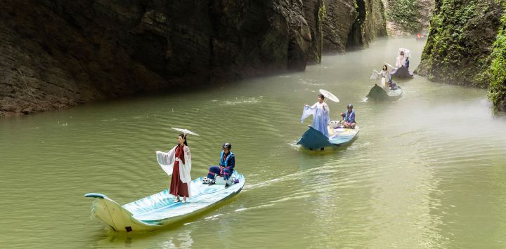 Imagen de turistas tomando botes para disfrutar la vista del cañón de Pingshan, en el distrito de Hefeng, en la provincia de Hubei, en el centro de China.