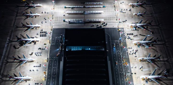 Imagen de una vista de la plataforma en el Aeropuerto Internacional Huahu de Ezhou, en Ezhou, en la provincia de Hubei, en el centro de China. Brillantemente iluminado durante la noche, el Aeropuerto Internacional Huahu de Ezhou, el primer aeropuerto exclusivamente de carga de China, se mantiene activo gestionando carga nacional e internacional.