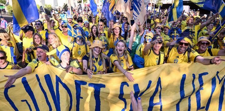 La afición sueca Soft Hooligans anima a su equipo antes del partido del Grupo C de la Eurocopa Femenina de la UEFA 2025 entre Suecia y Alemania en el exterior del Estadio Letzigrund de Zúrich.