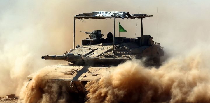 Las tropas israelíes se despliegan junto a la valla fronteriza con la Franja de Gaza, en medio de la guerra en curso contra el movimiento militante palestino Hamás.