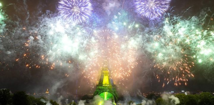 Los fuegos artificiales se encienden alrededor de la Torre Eiffel durante un espectáculo coreografiado de fuegos artificiales y drones para celebrar el Día de la Bastilla, en París.