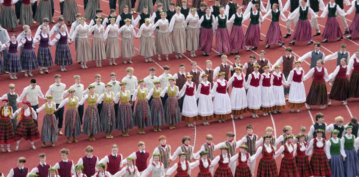 Participantes realizan una presentación durante un gran espectáculo de danza folclórica durante el 13 Festival Escolar Juvenil de Canto y Danza de Letonia, en Riga, Letonia. El festival, que se celebra cada cinco años, es uno de los mayores eventos culturales y artísticos infantiles y juveniles del país.