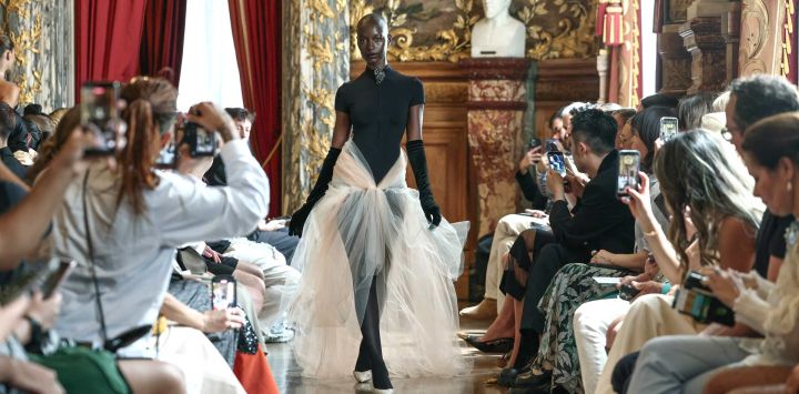 Una modelo presenta una creación para Peet Dullaert durante el desfile de Alta Costura Otoño/Invierno 2025-26 en el Hotel de Soubise, París.