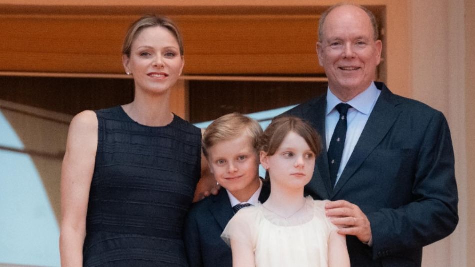Charlene y Alberto de Mónaco junto a sus hijos