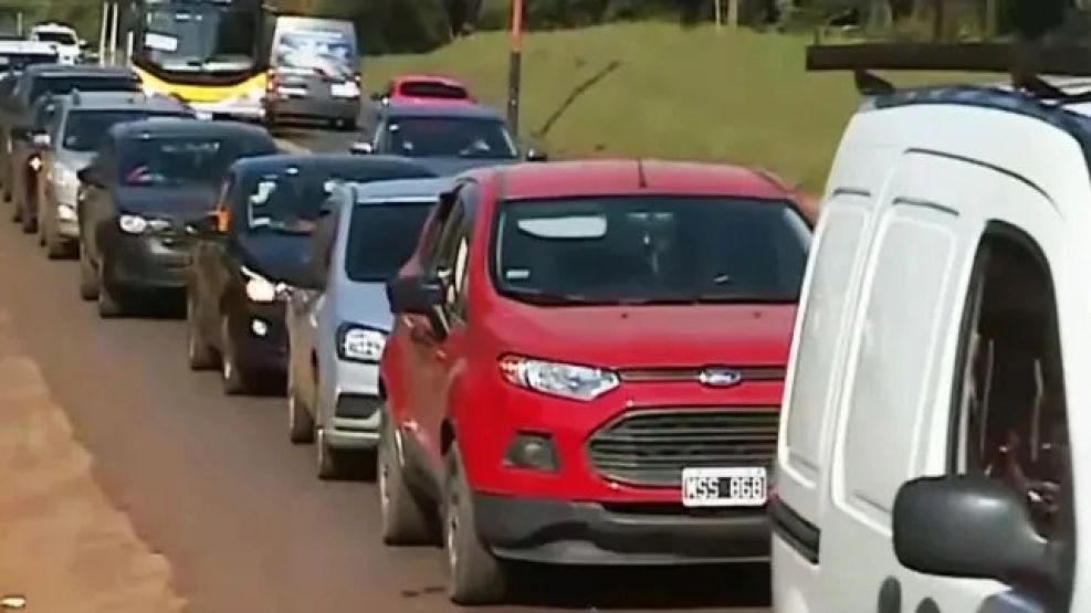 Largas filas de argentinos en la frontera para comprar alimentos más baratos.