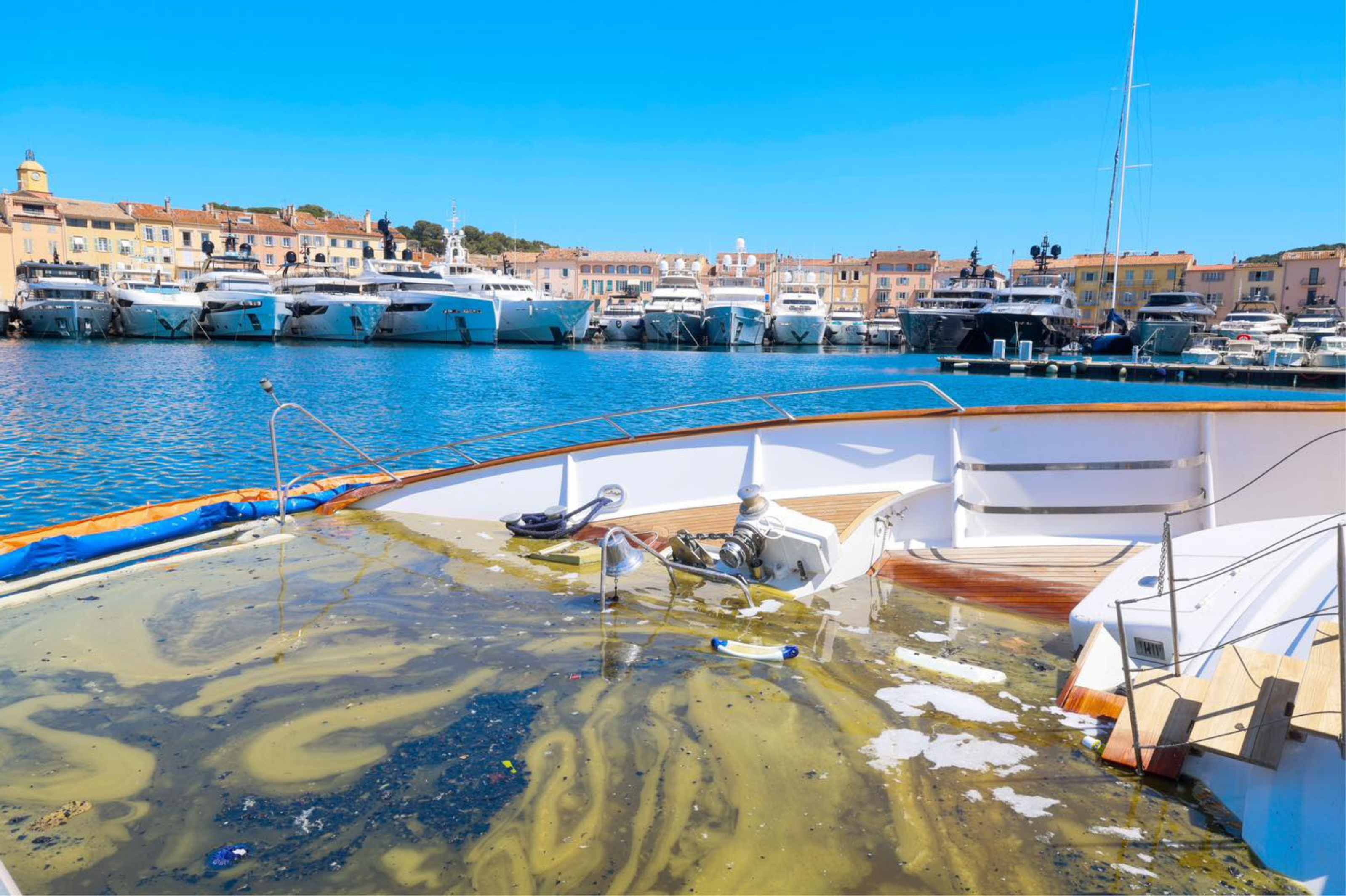 ST.Tropez. El yate de José Luis Manzano destruido tras un incendio.