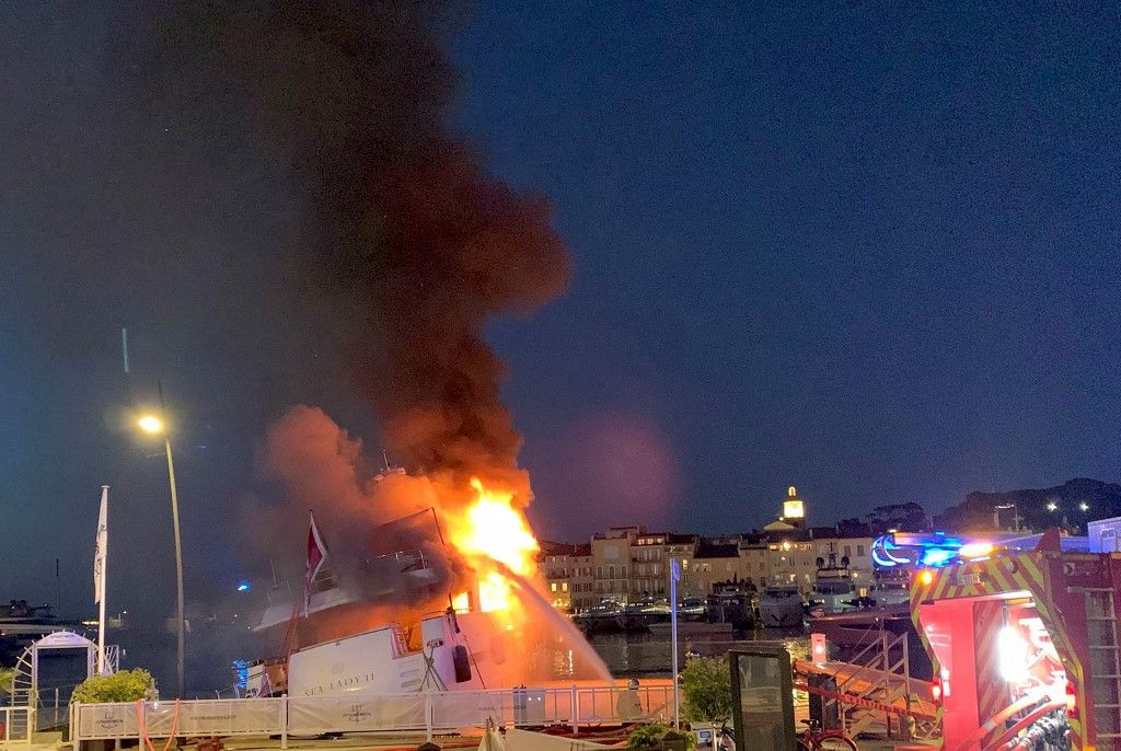 ST.Tropez. El yate de José Luis Manzano en pleno incendio.