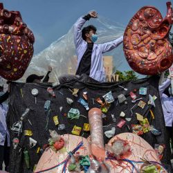 Activistas de Observación Ecológica y Conservación de Humedales (ECOTON) y estudiantes erigieron una instalación con forma de corazón y pulmones dañados por la exposición a microplásticos durante una protesta para concienciar sobre el impacto de los plásticos de un solo uso en el medio ambiente y la salud humana en Surabaya. | Foto:JUNI KRISWANTO / AFP