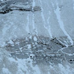 Alpinistas caminan por las grietas del glaciar de la Selle, en el macizo de Écrins, en Saint-Christophe-en-Oisans. | Foto:JEFF PACHOUD / AFP