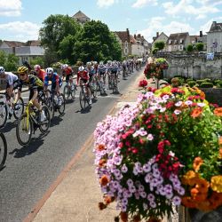 El pelotón cruza un puente en La Roche-Posay durante la novena etapa de la 112.ª edición del Tour de Francia, de 174,1 km entre Chinon y Chateauroux, en el centro de Francia. | Foto:LOIC VENANCE / AFP
