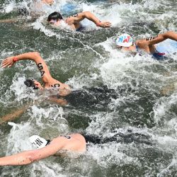 Los nadadores compiten en la final de la prueba masculina de 10 km en aguas abiertas durante el Campeonato Mundial de Natación 2025 en la isla de Sentosa, Singapur. | Foto:MANAN VATSYAYANA / AFP