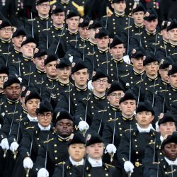 Miembros de la Escuela Politécnica francesa desfilan durante el desfile militar anual del Día de la Bastilla en la avenida de los Campos Elíseos de París. | Foto:Ludovic Marin / AFP