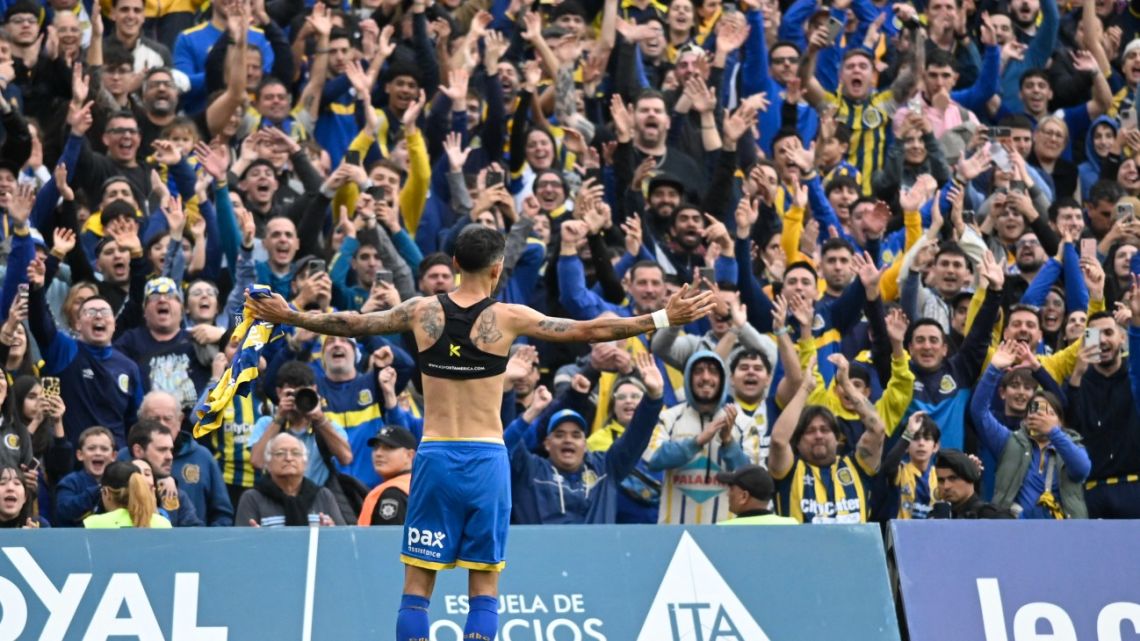 Rosario Central's forward Ángel Di María celebrates after scoring a penalty goal during the Liga Profesional de Fútbol 2025 Clausura Tournament between Rosario Central and Godoy Cruz at the Gigantes de Arroyito Stadium in Rosario, Argentina, on July 12, 2025. 