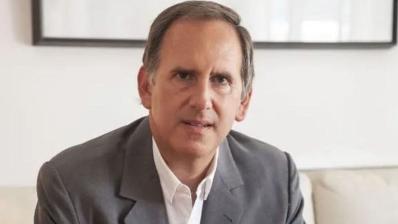 Camilo Tiscornia hablando en un estudio de televisión