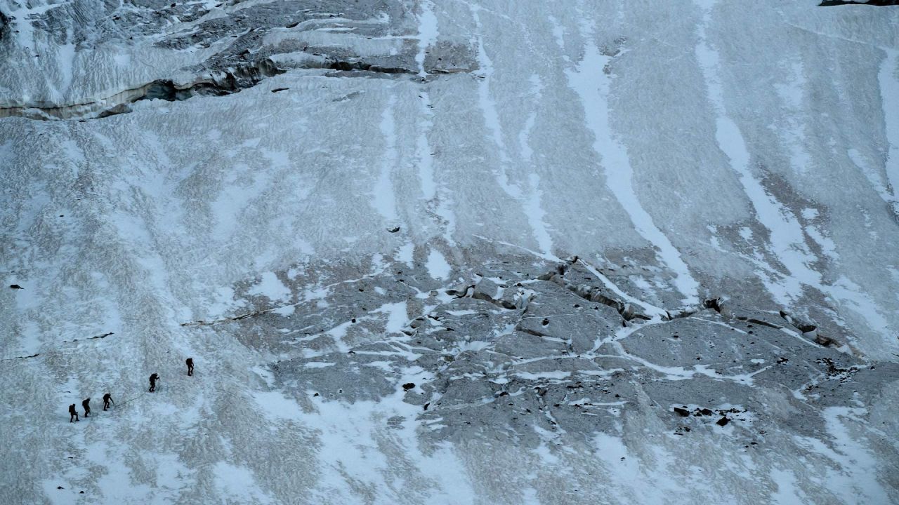 Alpinistas caminan por las grietas del glaciar de la Selle, en el macizo de Écrins, en Saint-Christophe-en-Oisans. | Foto:JEFF PACHOUD / AFP
