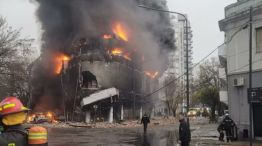 Feroz incendio en el centro de La Plata
