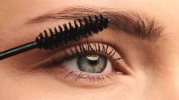 Prohíben la venta de un producto para cejas y pestañas.