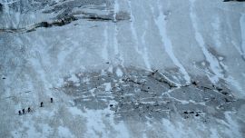 Alpinistas caminan por las grietas del glaciar de la Selle, en el macizo de Écrins, en Saint-Christophe-en-Oisans.
