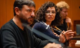 Julia Mengolini y su abogado Juan Grabois contra Javier Milei 1