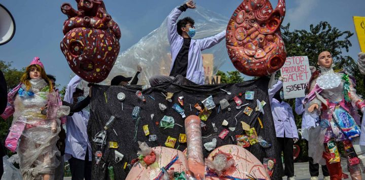 Activistas de Observación Ecológica y Conservación de Humedales (ECOTON) y estudiantes erigieron una instalación con forma de corazón y pulmones dañados por la exposición a microplásticos durante una protesta para concienciar sobre el impacto de los plásticos de un solo uso en el medio ambiente y la salud humana en Surabaya.