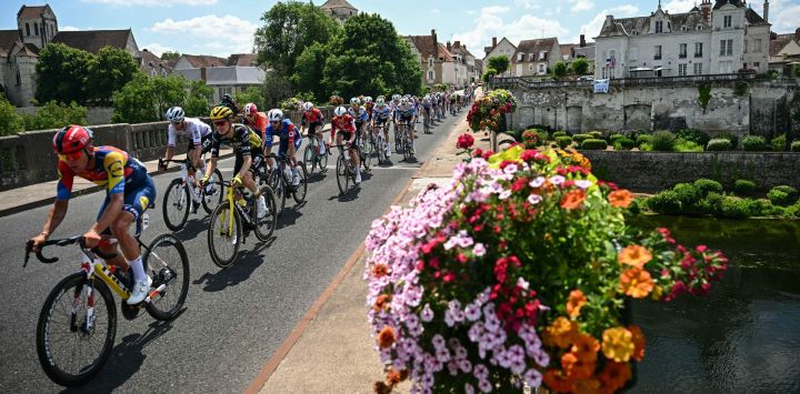 El pelotón cruza un puente en La Roche-Posay durante la novena etapa de la 112.ª edición del Tour de Francia, de 174,1 km entre Chinon y Chateauroux, en el centro de Francia.