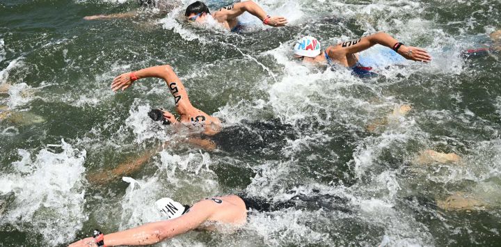 Los nadadores compiten en la final de la prueba masculina de 10 km en aguas abiertas durante el Campeonato Mundial de Natación 2025 en la isla de Sentosa, Singapur.