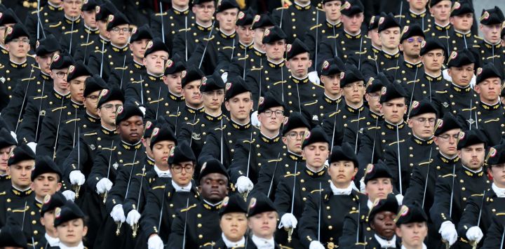 Miembros de la Escuela Politécnica francesa desfilan durante el desfile militar anual del Día de la Bastilla en la avenida de los Campos Elíseos de París.