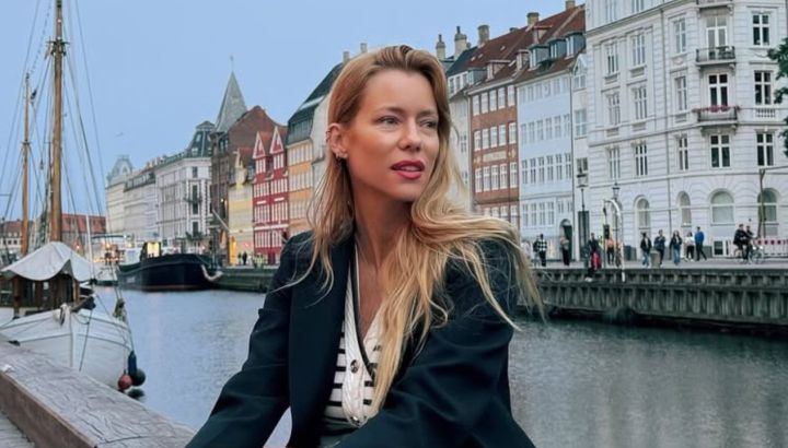 Nicole Neumann impone estilo en Europa con su look bohemio: vestido calado, botas y mucho glamour