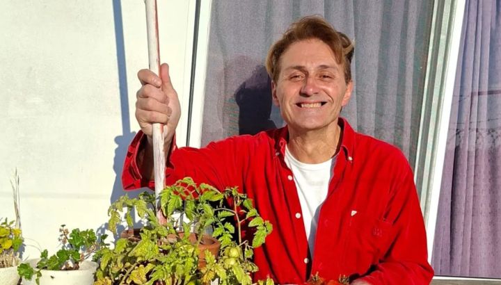 Así es la casa de Daniel Gómez Rinaldi: cálida y una terraza que es un paraíso verde 