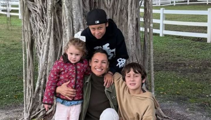 Pampita se fue de viaje con sus hijos: Anita García Moritan, Benicio y Beltrán Vicuña