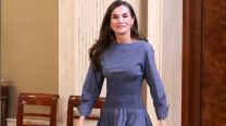 Un experto en moda pone el foco en el último vestido de la reina Letizia: “Poco Chill”