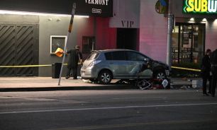 Un auto atropelló a decenas de personas en Los Angeles.