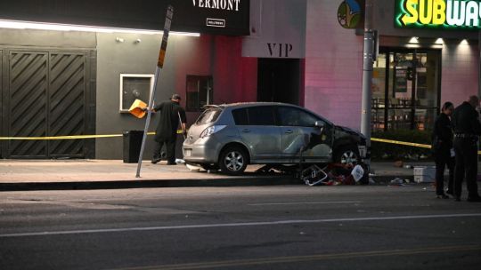 Un auto atropelló a decenas de personas en Los Angeles.