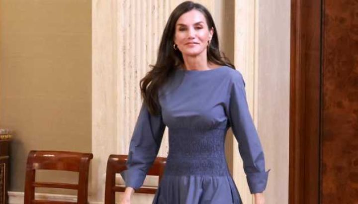 Un experto en moda pone el foco en el último vestido de la reina Letizia: “Poco Chill”