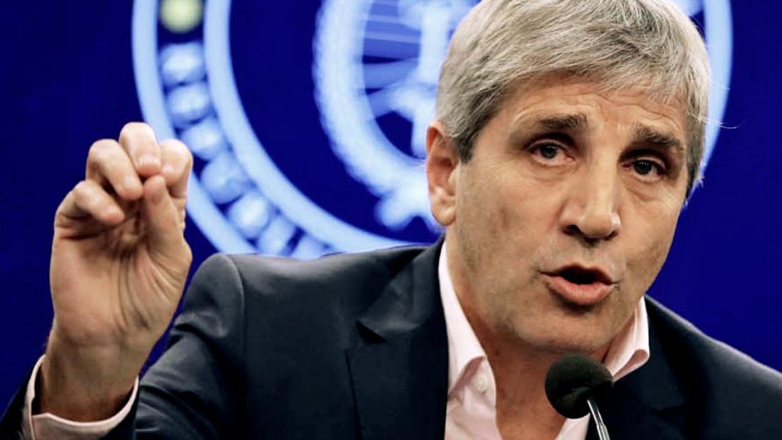 Con tasas más altas, Luis Caputo resigna la actividad económica para controlar el dólar