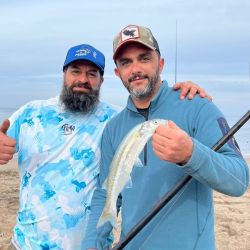 Aunque no fue una faena abundante, la calidad de los pejerreyes capturados conformó a más de un aficionado que pudo dar con ellos y que debieron estar atentos para dar con los piques, ya que se trata de una pesca con aparejos anclados y equipos sobredimensionados. 
