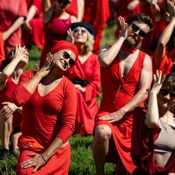 Bailarines vestidos de rojo actúan durante el "Día de Cumbres Borrascosas Más Imperdible de la Historia" en el Parque Görlitzer de Berlín. Originario de Berlín y organizado por la berlinesa australiana Samantha Wearing, el "Día de Cumbres Borrascosas Más Imperdible de la Historia" es un evento anual que se celebra en numerosos lugares del mundo, donde los participantes recrean el videoclip de la canción "Cumbres Borrascosas" de Kate Bush de 1978. | Foto:ODD ANDERSEN / AFP