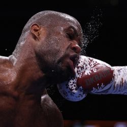 El británico Daniel Dubois recibe un puñetazo del ucraniano Oleksandr Usyk durante su pelea por el título mundial indiscutible de peso pesado en el estadio de Wembley en Londres. | Foto:Adrian Dennis / AFP