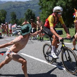 El ciclista francés Alexis Renard, del equipo Cofidis, pedalea durante la 13.ª etapa de la 112.ª edición del Tour de Francia, una contrarreloj individual de 10,9 km entre Loudenvielle y Peyragudes, en los Pirineos del suroeste de Francia. | Foto:ANNE-CHRISTINE POUJOULAT / AFP