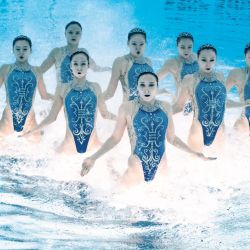 El equipo de China realiza una presentación durante la final de equipo libre de natación artística en el Campeonato Mundial de Deportes Acuáticos, en Singapur. | Foto:Xinhua/Xia Yifang