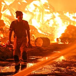 Imagen de bomberos intentando apagar un incendio que envolvió un almacén de madera, en la Gobernación de Jahra, Kuwait. | Foto:Xinhua/Asad