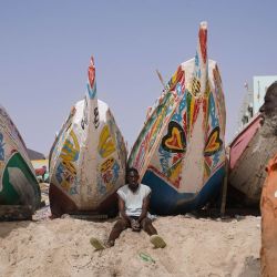 Imagen de pescadores vistos en un puerto pesquero, en Nouakchott, Mauritania. Nouakchott, al borde del desierto del Sahara, es la capital de Mauritania y su centro político, económico y cultural. | Foto:Xinhua/Han Xu