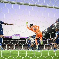 La arquera francesa número 16, Pauline Peyraud-Magnin (derecha), no logra detener el primer gol de Alemania durante el partido de cuartos de final de la Eurocopa Femenina de la UEFA 2025 entre Francia y Alemania en el estadio Parc Saint-Jacques de Basilea. | Foto:SEBASTIEN BOZON / AFP