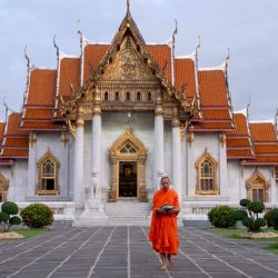 Un monje budista se prepara para recoger limosnas frente a un templo en Bangkok, Tailandia. | Foto:Chanakarn Laosarakham / AFP