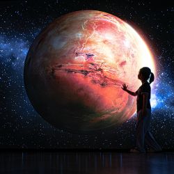 Una niña visita una exposición de experiencia en ciencia planetaria con temática de ciencia ficción en el Museo de Ciencias de la Construcción de China, en Wuhan, en la provincia de Hubei, en el centro de China. | Foto:Xinhua/Xiao Yijiu